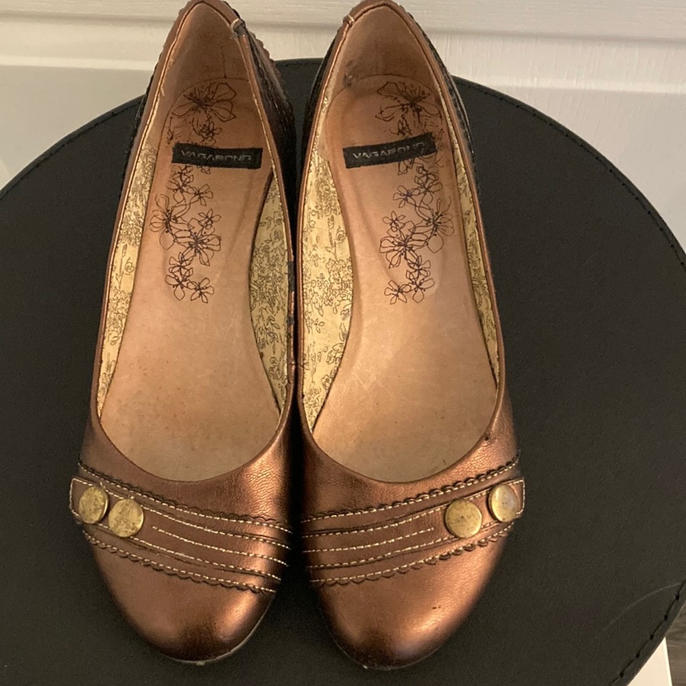 Vagabond heeled shoes. Bronze color. 1 1/2 inch heel